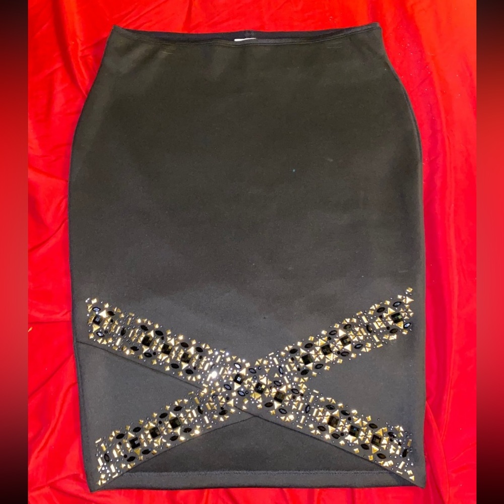 Bisou bisou black studded skirt size large 
Scuba material, super stretchy